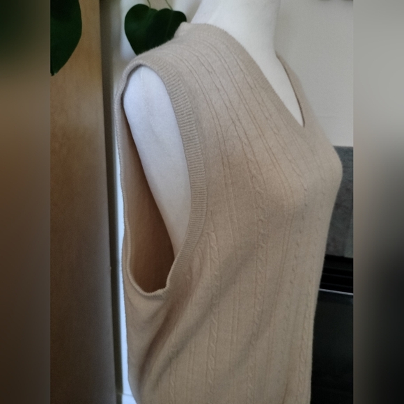 Dockers Cream V-Neck Sweater with Ribbed Academia Style - Picture 2 of 4